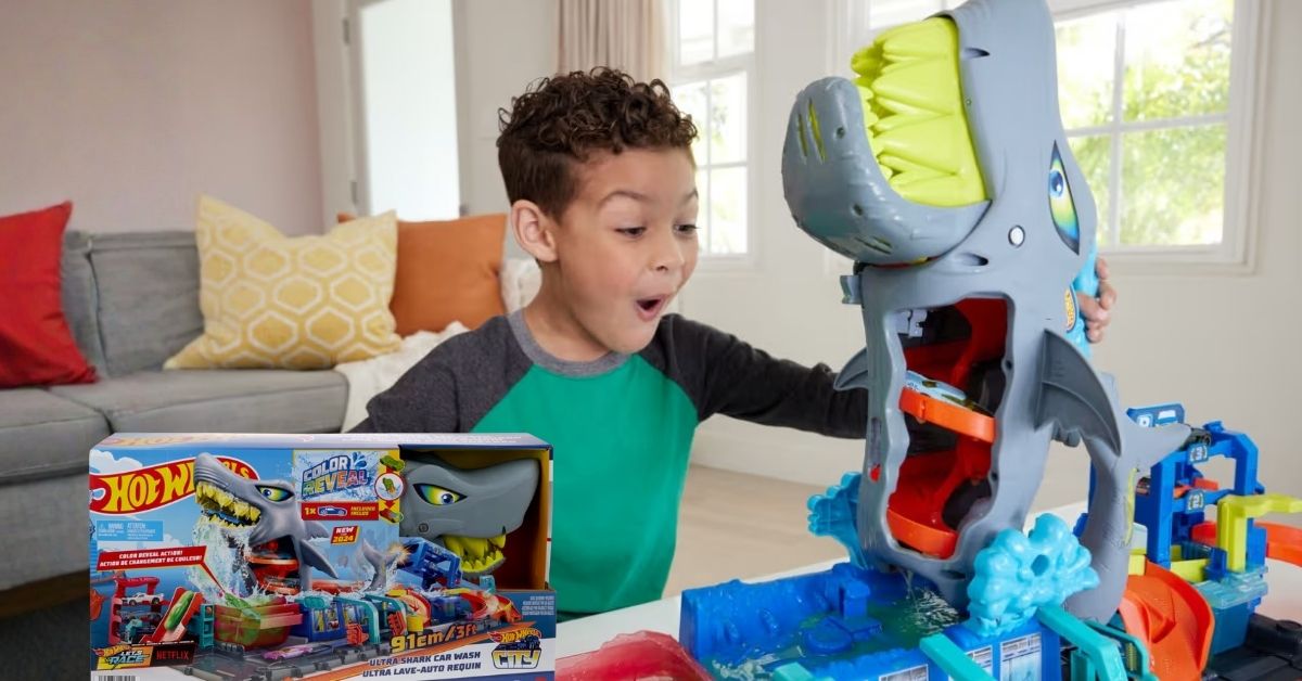 Gifts for Kids Who Love to Build & Surprise Cars - Hot  Wheels City Ultra Shark Car Wash with Color Reveal