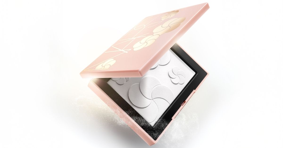LIGHT REFLECTING™ SETTING POWDER – Petal. Set. Perfect.