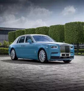 Rolls-Royce Motor Cars: The Art Galleries within a Rolls-Royce Phantom 